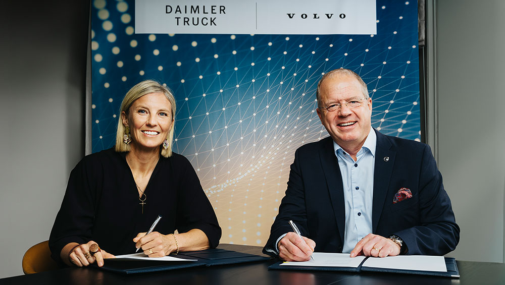 Volvo Group and Daimler Truck leaders seal the deal: Karin Rådström, CEO of Daimler Truck (left), and Martin Lundstedt, President and CEO of Volvo Group (right), celebrate the signing of a joint venture to pioneer a software-defined vehicle platform for commercial trucks. 
