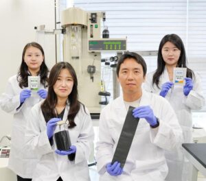 (Front row, left) Senior Researcher Jihee Yoon from KIMS and (Front row, right) Senior Researcher Insung Hwang from KERI successfully manufactured dry electrodes for high-capacity secondary batteries using the spray drying technique. Credit: Korea Electrotechnology Research Institute