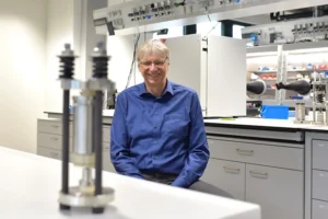 Prof. Thomas F. Fässler in his TUM lab, where his team set a new speed record for lithium-ion conductivity in solid-state battery materials.