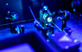 laser reflect on optic table un quantum laboratory