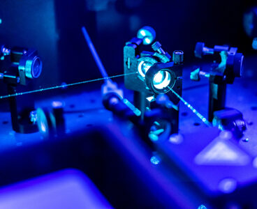 laser reflect on optic table un quantum laboratory