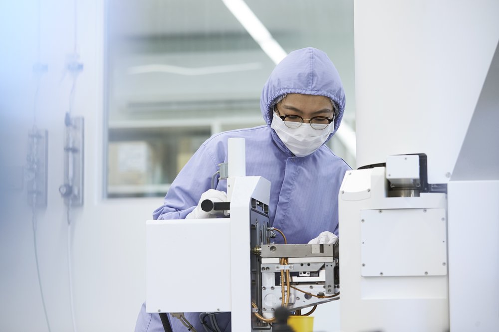 A researcher prepares silicon wafers for atomic-scale patterning at SQC's Sydney facility. (Image: Silicon Quantum Computing)